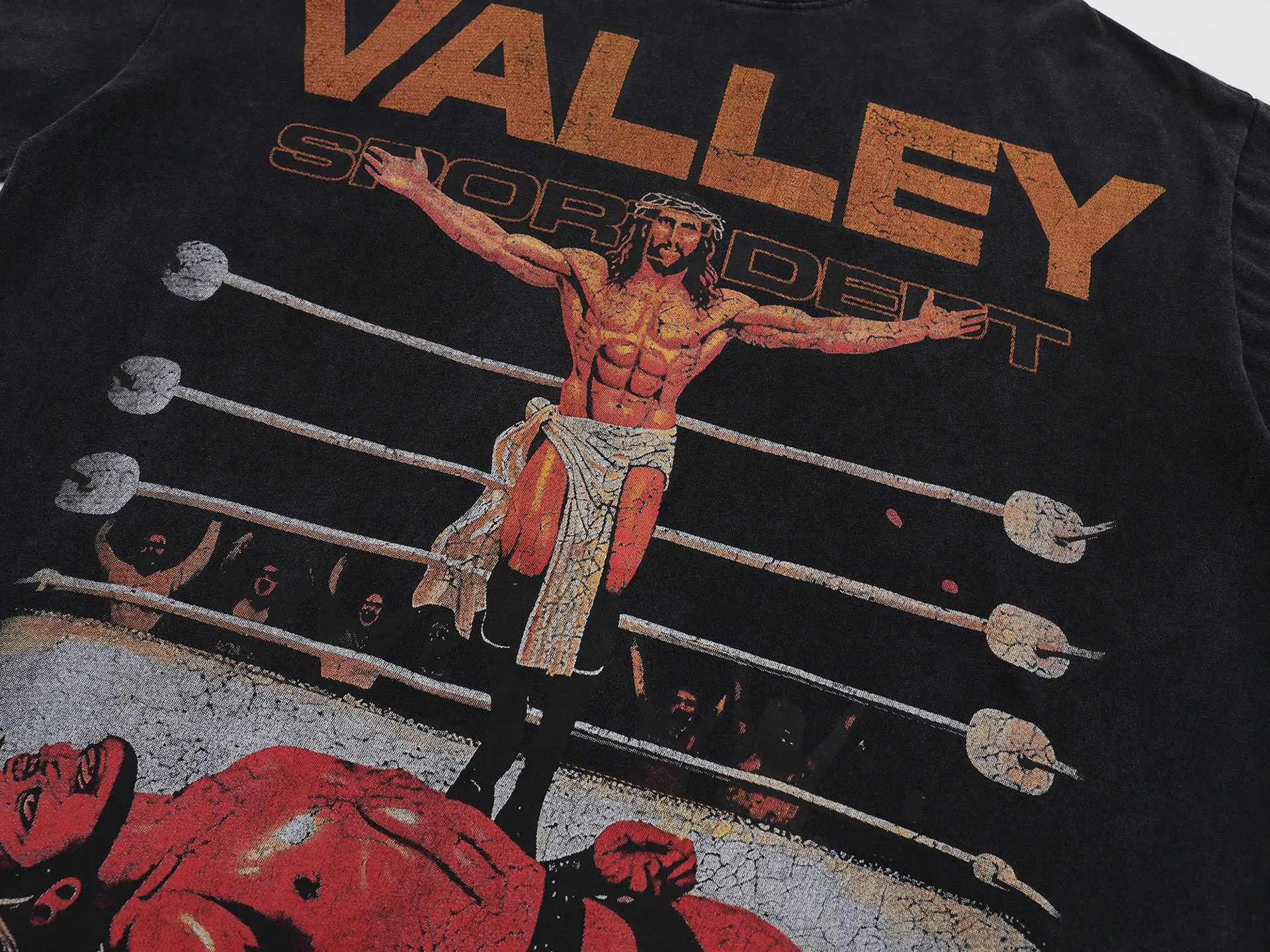 V507# P116 Vale Forever Valley Sport Dept Tee Washed and Distressed High-Quality T-Shirt Short Sleeve Vale is currently the most popular young street fashion brand in the United States. It is famous for its innovative interpretation of traditional American style and streetwear, creating a unique texture through the use of heavy printing, zippers and distressed patches.  color: Black (washed black) size: S M L XL